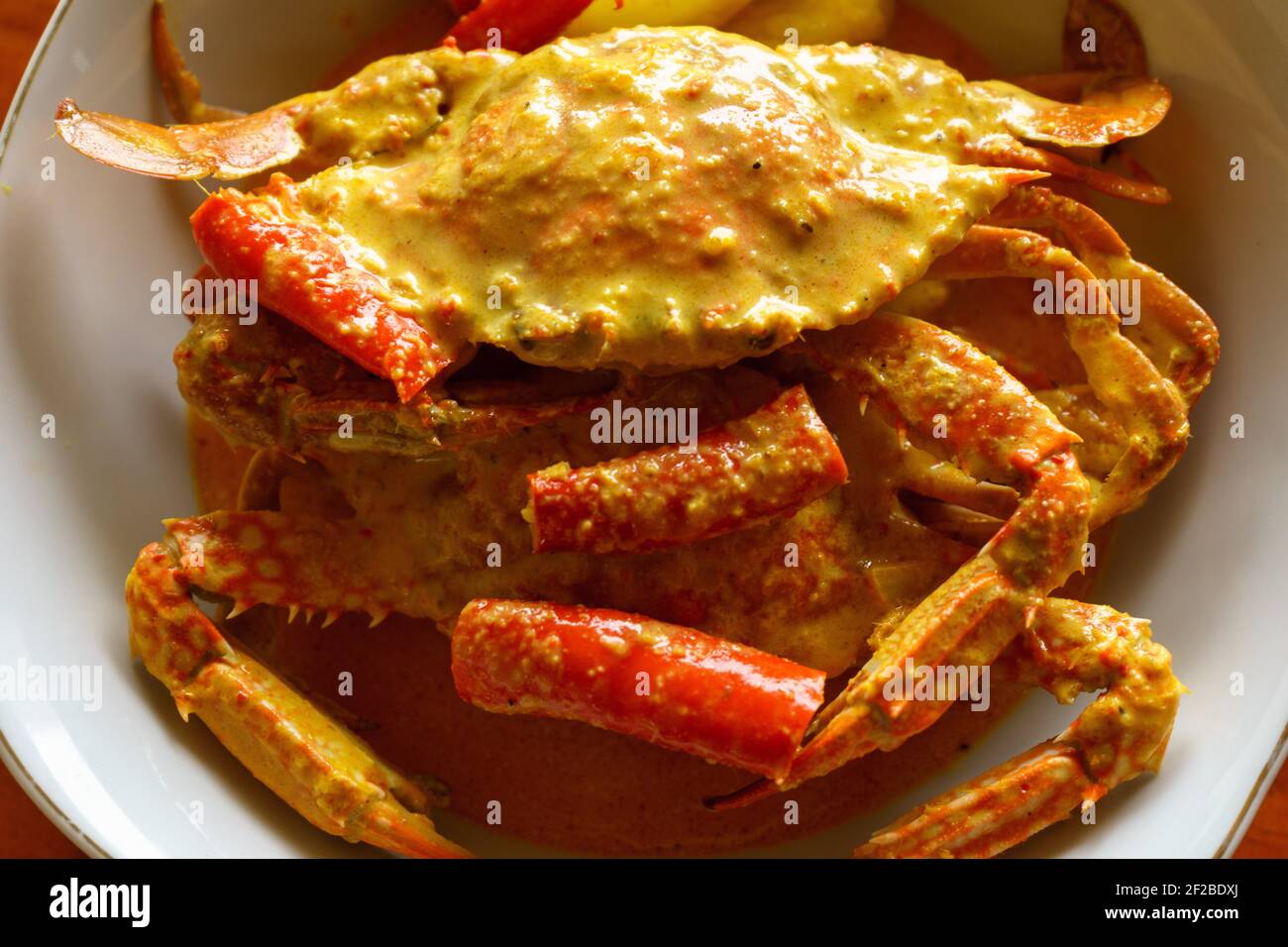 Blick von oben auf einen Teller Krabben mit Currysauce Stockfoto