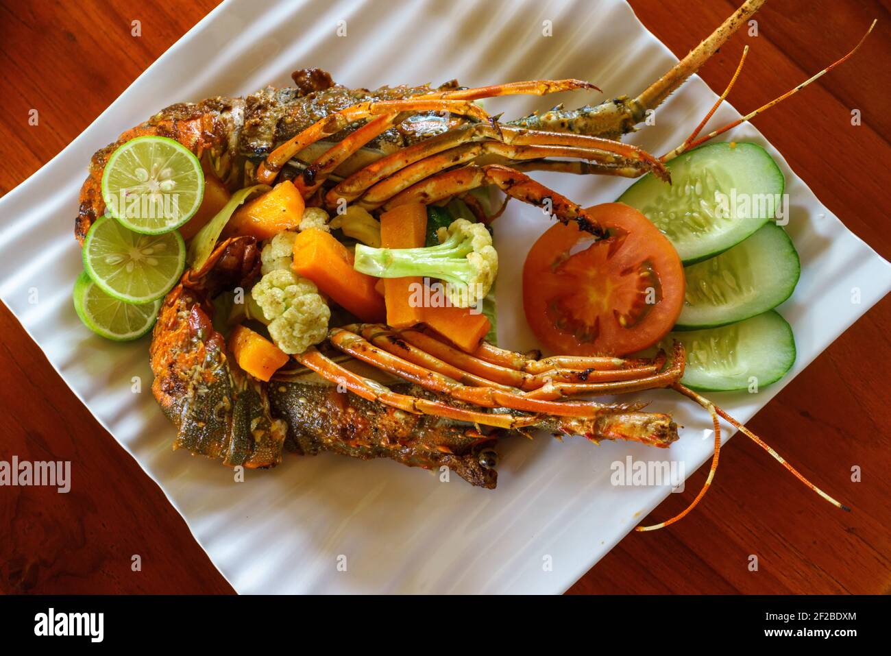 Blick von oben auf Hummer mit frischem Gemüse Stockfoto
