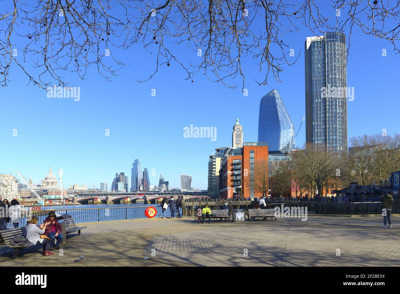 London, England, Großbritannien. Skyline der Stadt und Themse von Gabriel's Wharf, South Bank aus gesehen. Sonniger Tag im März Stockfoto