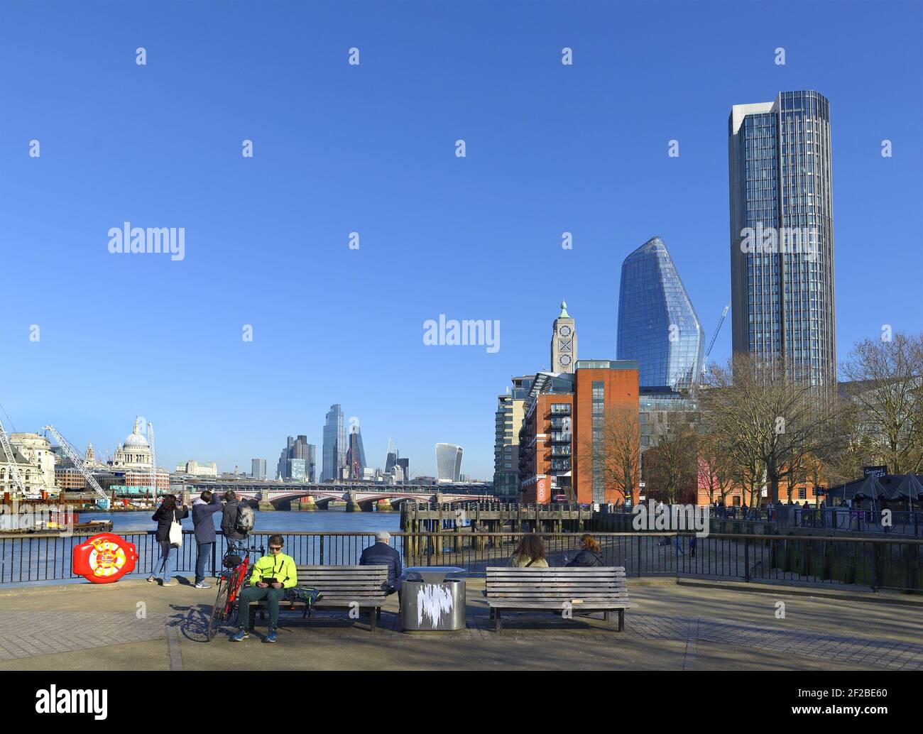 London, England, Großbritannien. Skyline der Stadt und Themse von Gabriel's Wharf, South Bank aus gesehen. Sonniger Tag im März Stockfoto