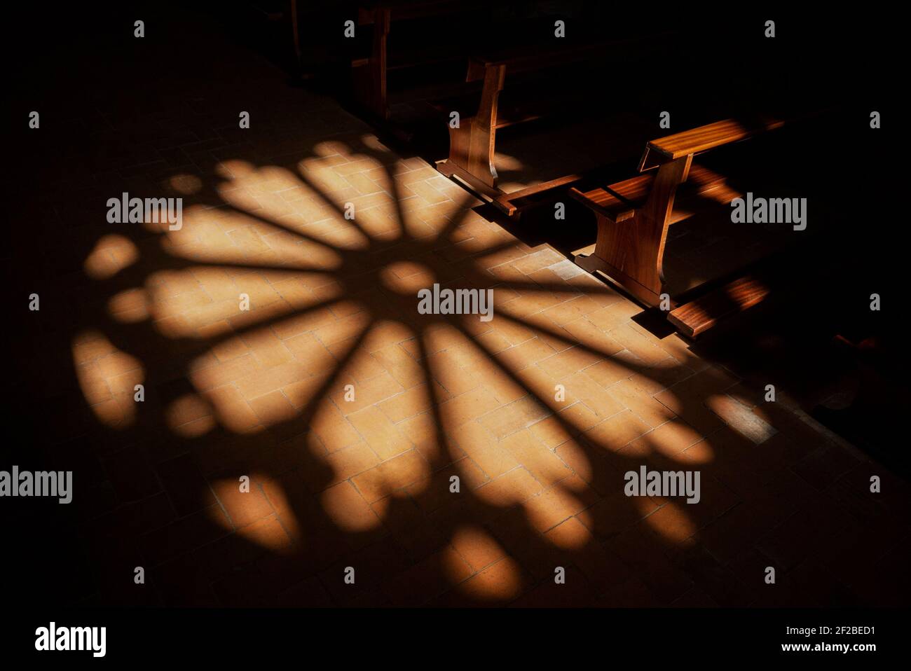 Tuscania (Italien): Schatten des zentralen Rosenfensters der antiken mittelalterlichen Kirche Santa Maria della Rosa. Stockfoto