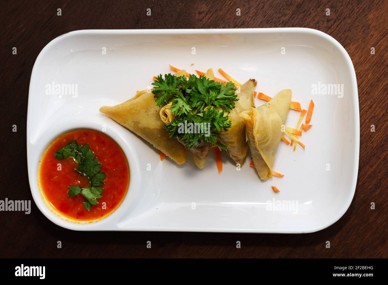 Samosa-Snack mit scharfer Chilisauce Stockfoto