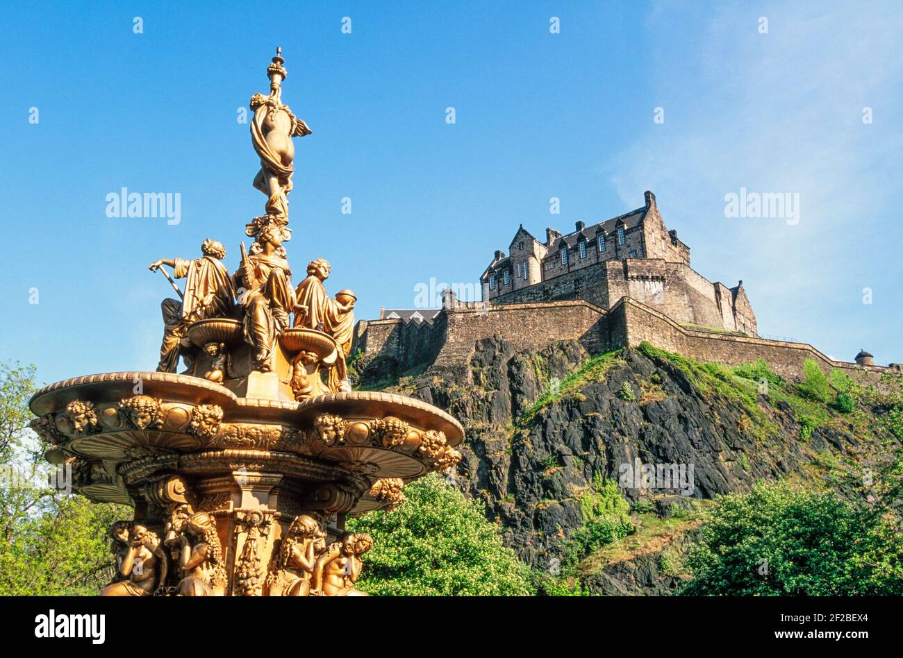 2000 Edinburgh Ross Brunnen Edinburgh verzierte Ross Brunnen in West Princes Street Gardens Edinburgh Schloss Edinburgh Midlothian Schottland GB UK Europa. Ross Fountain ist ein gusseisernes Gebäude in den West Princes Street Gardens, Edinburgh. Es wurde 1872 installiert und 2018 restauriert. Der Ross Fountain wurde in der Eisengießerei in Sommevoire, Frankreich, hergestellt. Es war eine Ausstellung auf der Großen Ausstellung von 1862.Es wurde von Gunmaker Daniel Ross im Jahr 1862 für £2.000 gekauft und der Stadt Edinburgh geschenkt. Sie wurde 1869 in 122 Stücken nach Leith transportiert und 2001 restauriert. Stockfoto