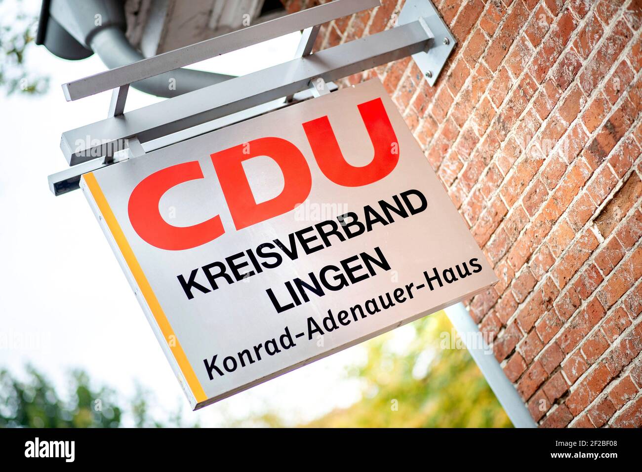Lingen, Deutschland. 29th Oktober 2020. Ein Schild vor dem Gebäude des Ortsverbands der cdu in Lingen, 29. Oktober 2020. Quelle: dpa/Alamy Live News Stockfoto
