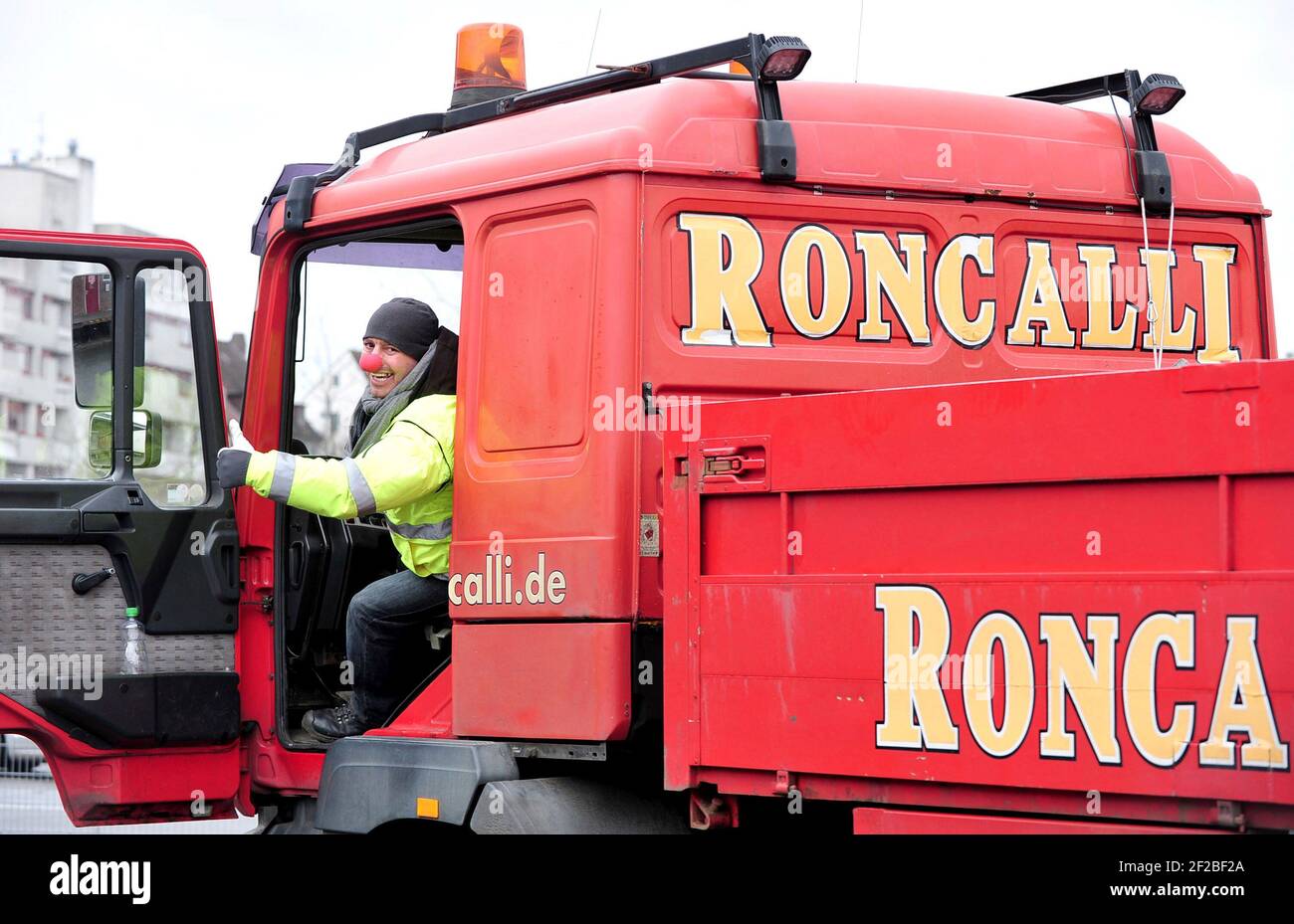 Oldenburg, Deutschland. März 2015, 04th. Ein LKW-Fahrer des Circus Roncalli mit roter Nase in einem LKW in Oldenburg (Deutschland), 04. März 2015. Quelle: dpa/Alamy Live News Stockfoto