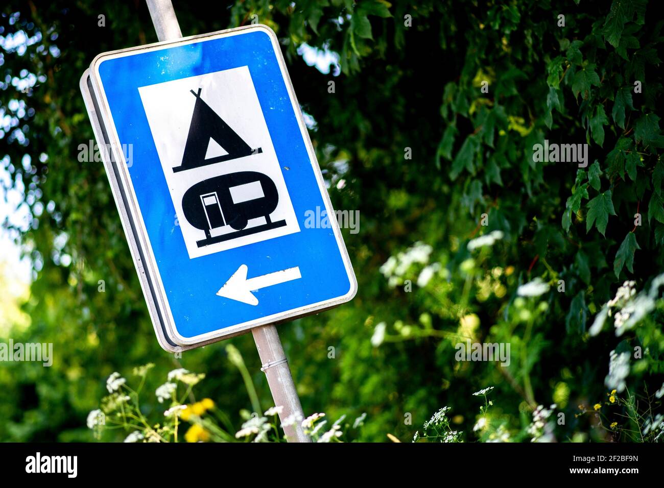 Bodenwerder, Deutschland. 23rd. Juni 2020. Ein Schild neben einem Campingplatz bei Bodenwerder (Deutschland), 23. Juni 2020. Quelle: dpa/Alamy Live News Stockfoto