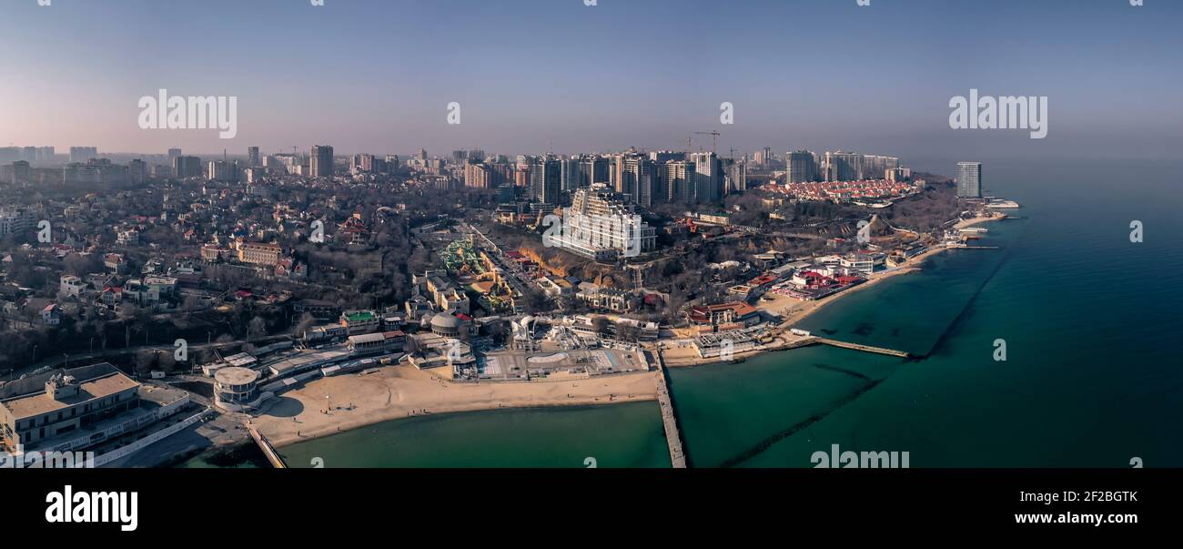 Luftpanorama Küste von Arcadia in Odessa Ukraine. Drohnenaufnahmen, Winterzeit, natürliches Licht. Stockfoto