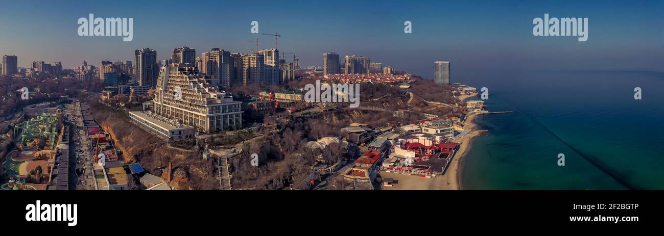 Luftpanorama von Arkadien Küste in Odessa Ukraine. Drohnenaufnahmen, Winterzeit, natürliches Licht. Stockfoto