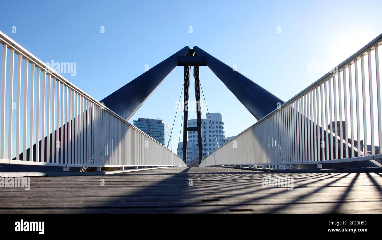 Brücke im Medienhafen Düsseldorf Stockfoto