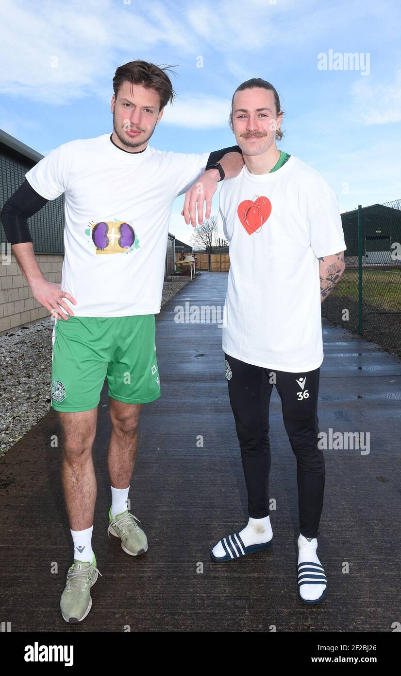 Tranent, Ormiston, East Lothian.Schottland. UK .11th March 21 Hibernian Maciej ( Kevin) Dabrowski und Jackson Irvine unterstützen die Organspende-Kampagne der schottischen Regierung am Weltnierentag.Quelle: eric mccowat/Alamy Live News Stockfoto