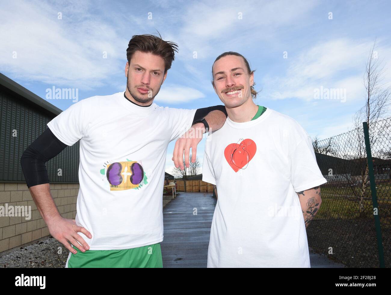 Tranent, Ormiston, East Lothian.Schottland. UK .11th March 21 Hibernian Maciej ( Kevin) Dabrowski und Jackson Irvine unterstützen die Organspende-Kampagne der schottischen Regierung am Weltnierentag.Quelle: eric mccowat/Alamy Live News Stockfoto