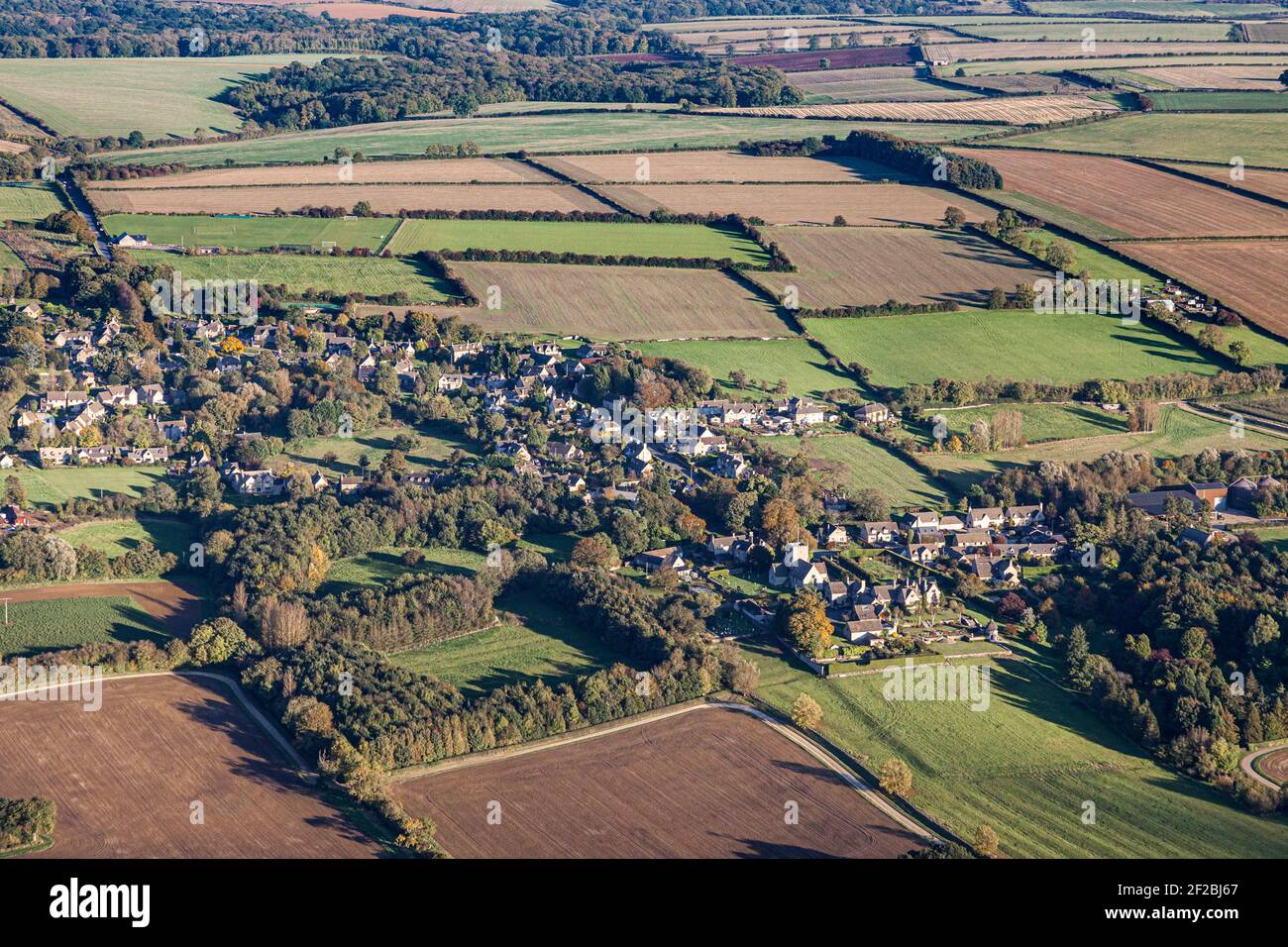Eine Luftaufnahme des Cotswold-Dorfes Great Rissington, Gloucestershire, Großbritannien Stockfoto