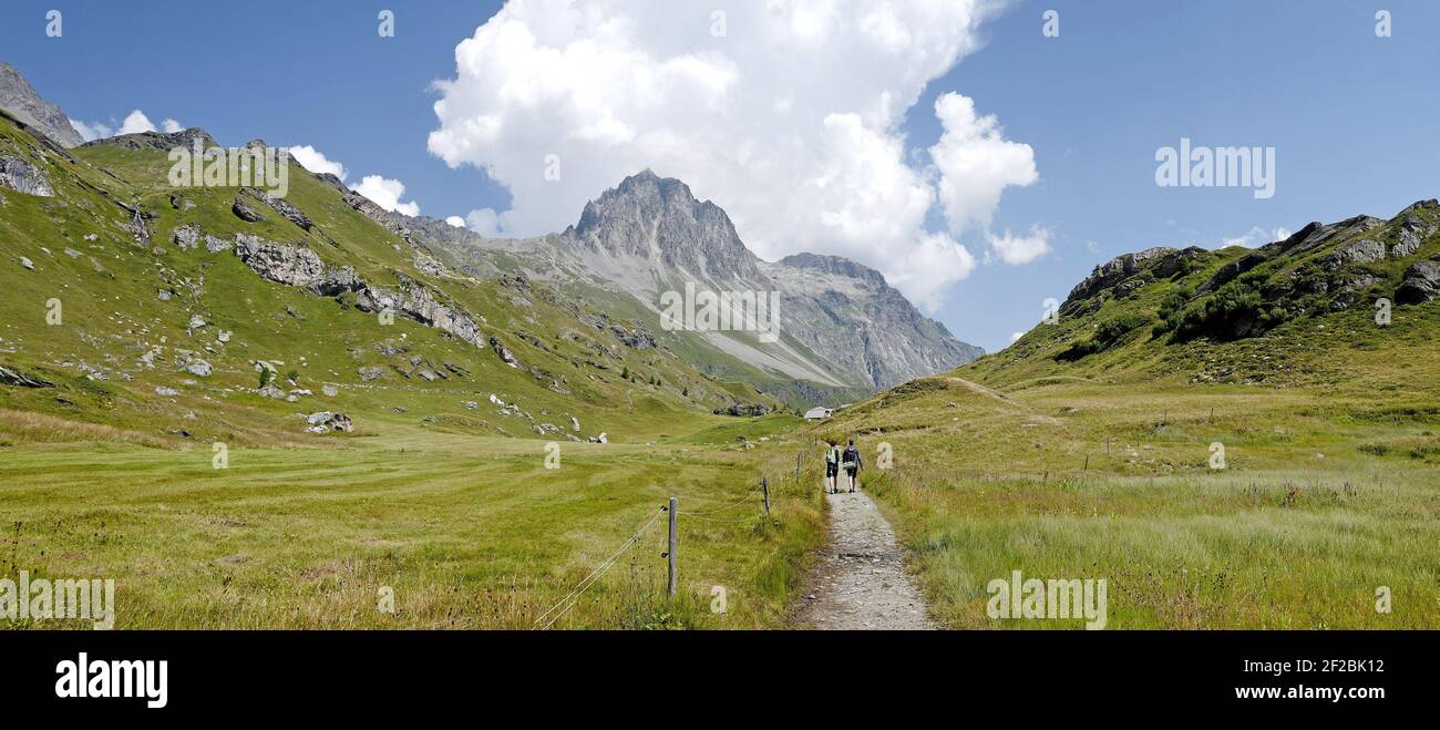 Schweizer Alpen Panoramablick auf das Engadiner Tal und den blauen See. Sils Maria, Maloja, Schweiz. Stockfoto