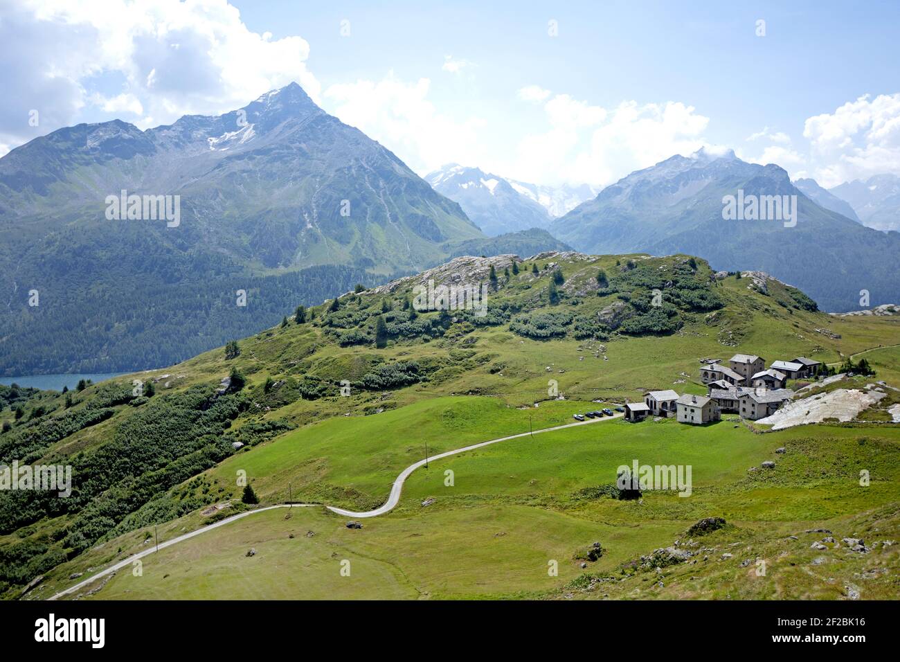 Schweizer Alpen Panoramablick auf das Engadiner Tal und den blauen See. Sils Maria, Maloja, Schweiz. Stockfoto