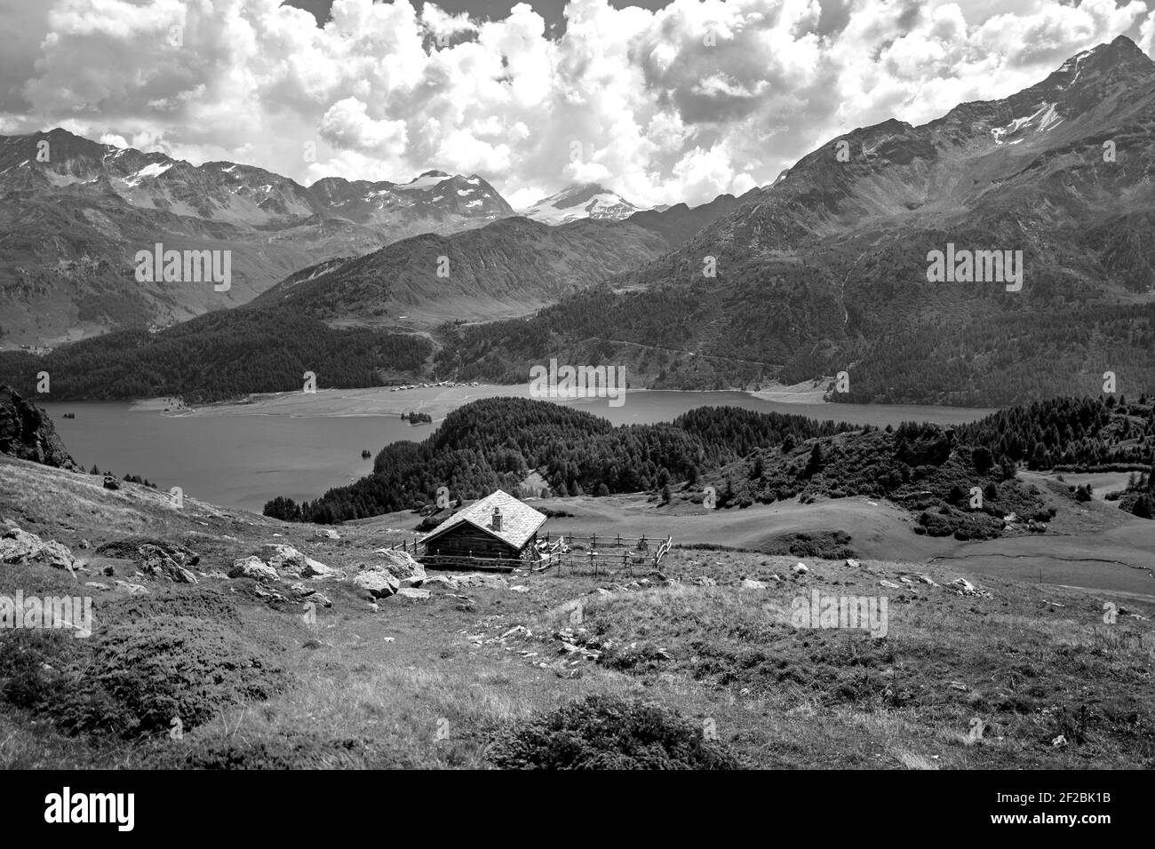 Berghütte mit Bergsee im Hintergrund, mit Panoramablick auf das Engadiner Tal, in der Schweiz. Stockfoto