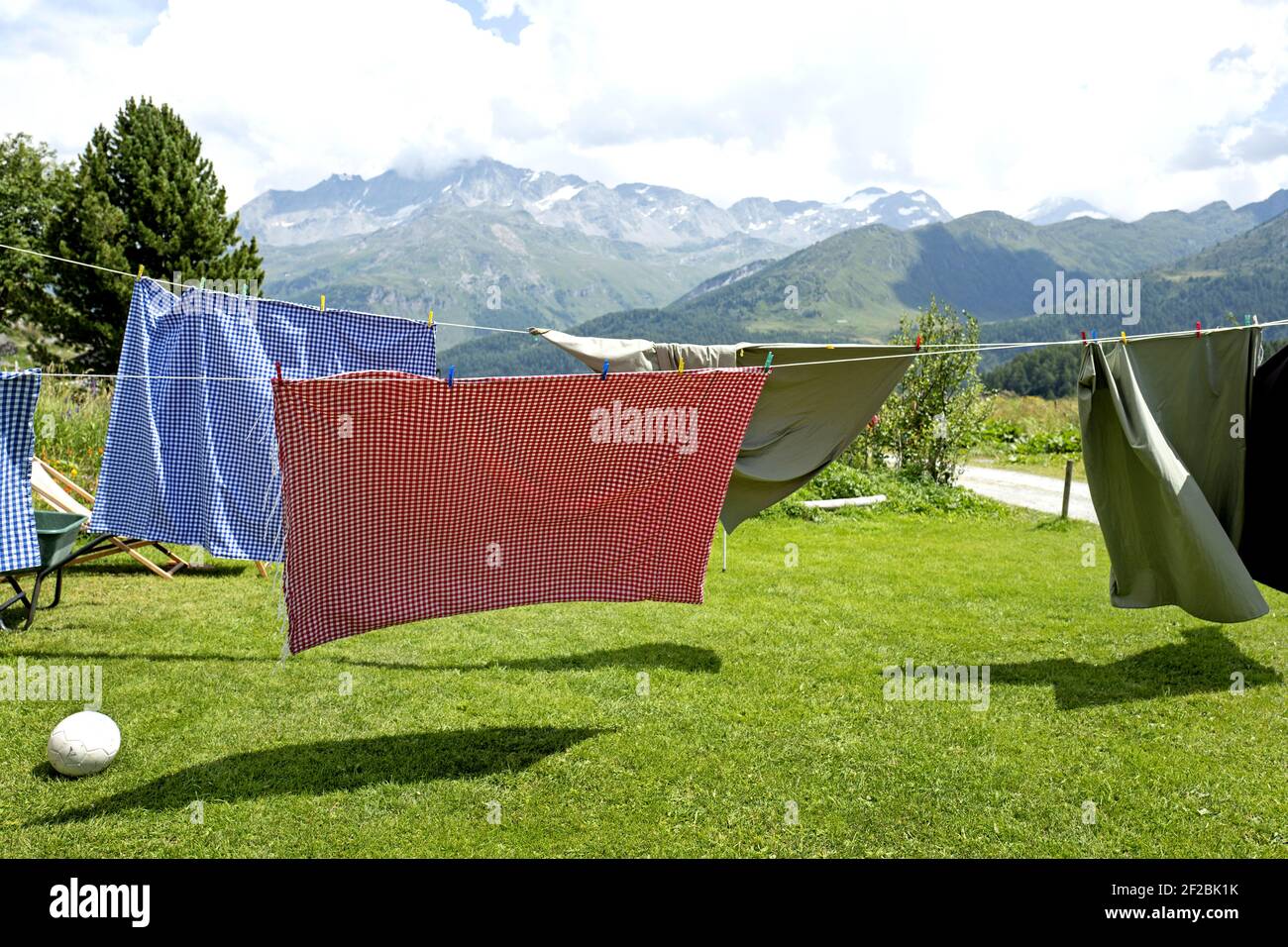 Hängende Tischdecken auf einer Bergwiese, im Engadiner Tal, Schweiz. Stockfoto