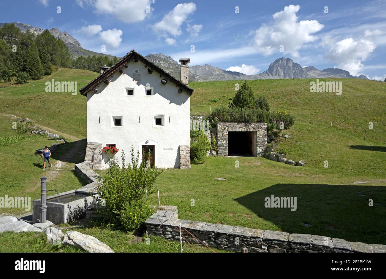 Berghütte mit Bergsee im Hintergrund, mit Panoramablick auf das Engadiner Tal, in der Schweiz. Stockfoto