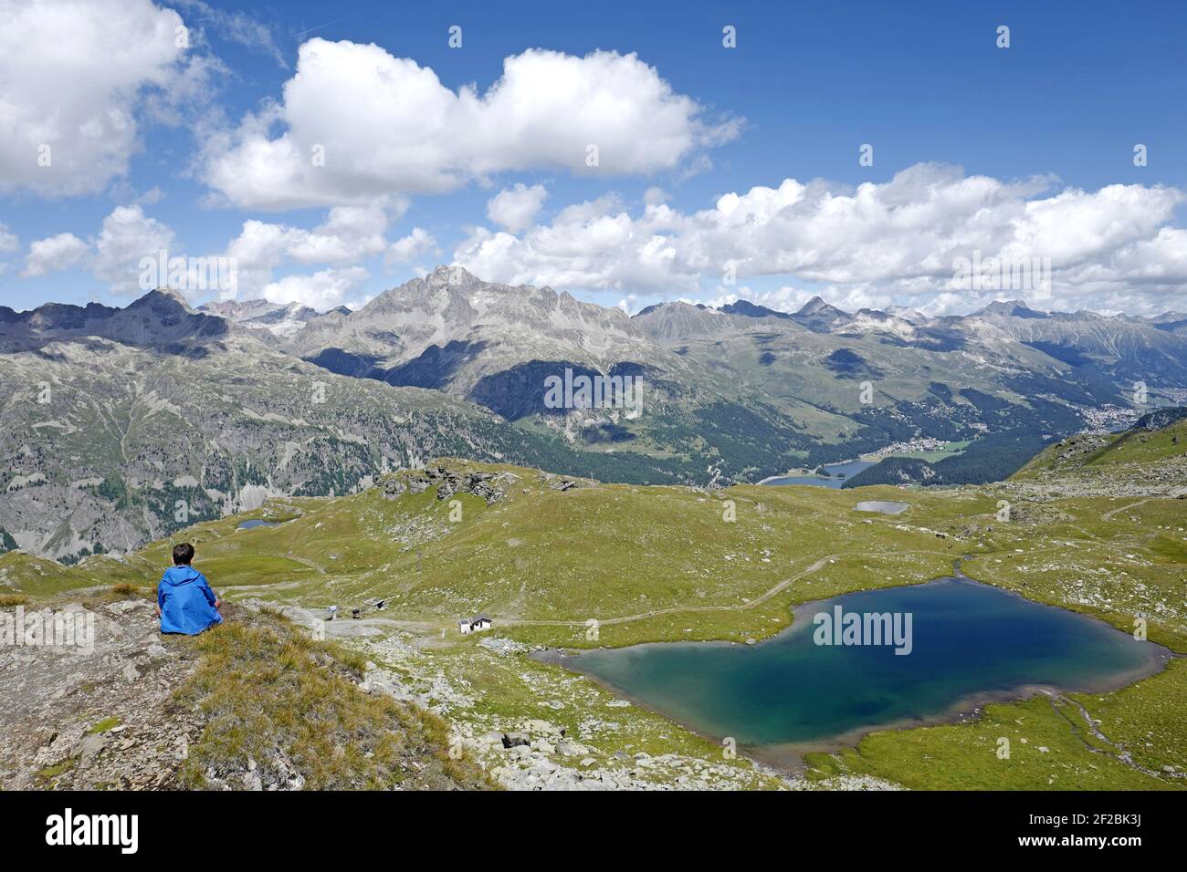 Schweizer Alpen Panoramablick auf das Engadiner Tal und den blauen See. Sils Maria, Maloja, Schweiz. Stockfoto
