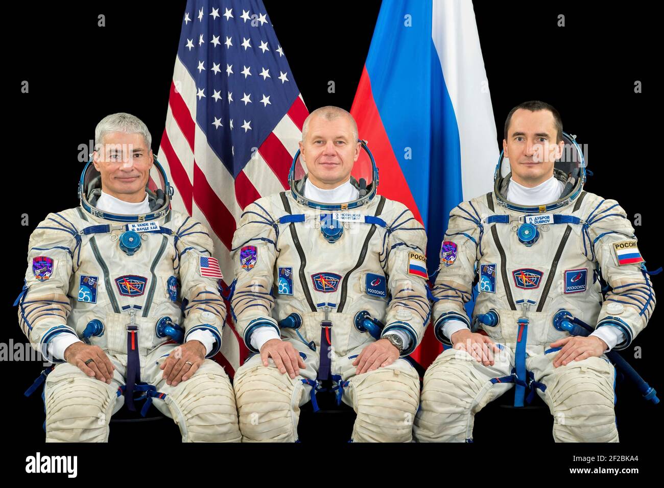 Internationale Raumstation Expedition 65 Hauptmannschaft Porträt von links nach rechts: Mark Vande Hei von der NASA, Oleg Novitsky und Pjotr Dubrov von Roskosmos im Gagarin Kosmonauten-Trainingszentrum 14. August 2020 in Star City, Russland. Stockfoto