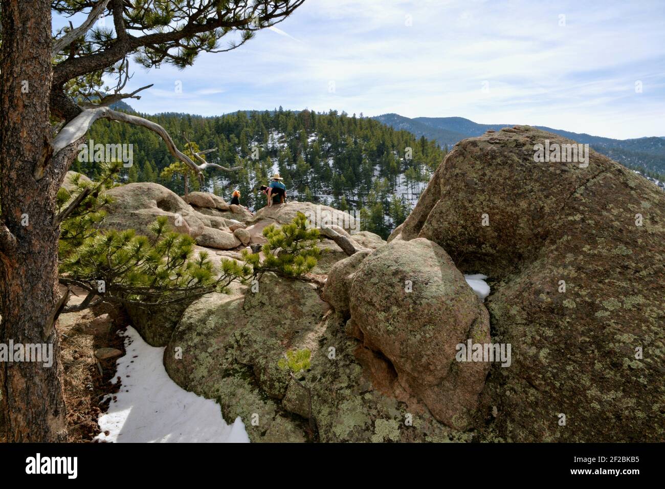 Menschen, die eine Pause mit ihrem Hund von Wandern zu Sleepy Lion und dem Ralph Price Reservoir in Lyons, Colorado von Button Rock Preserve und Dam. Stockfoto
