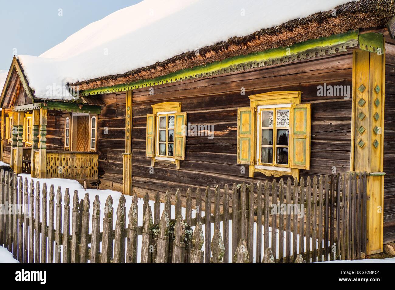 Old Village House im historischen Stil im Winter Stockfoto