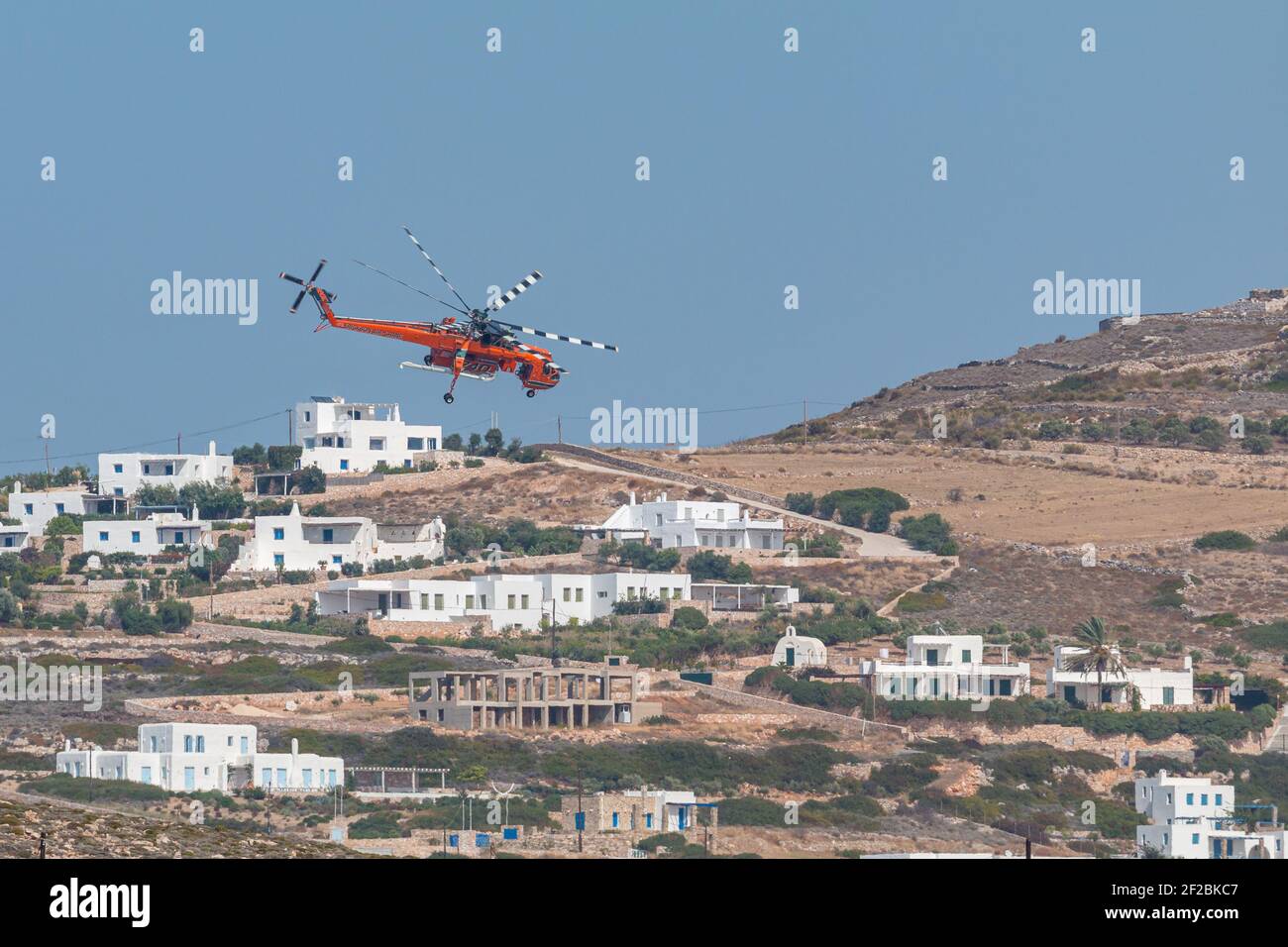 Paros Island, Griechenland - 26. September 2020: Ein Hubschrauber der Feuerwehr löscht ein Feuer vor der Küste der Insel Paros. Sikorsky s-64E skycr Stockfoto