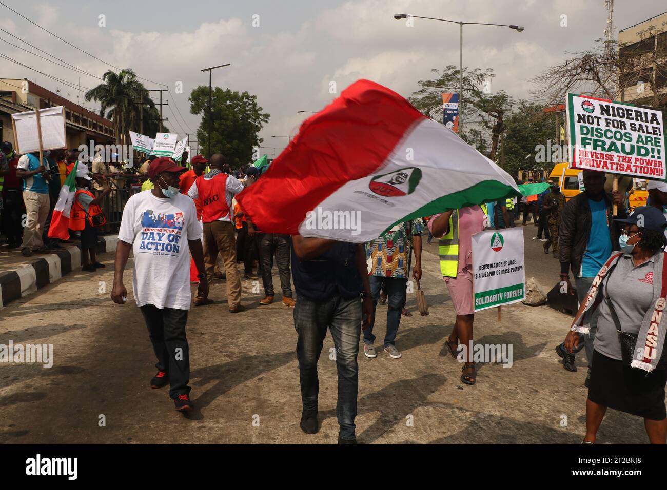 Lagos, Nigeria. 11th. März 2021. Mitglieder des nigerianischen Arbeitskongresses (NLC) veranstalteten einen landesweiten Protest gegen die von der Nationalversammlung vorgeschlagenen Änderungen des Mindestlohns für nigerianische Arbeiter. Kredit: Majority World CIC/Alamy Live Nachrichten Stockfoto