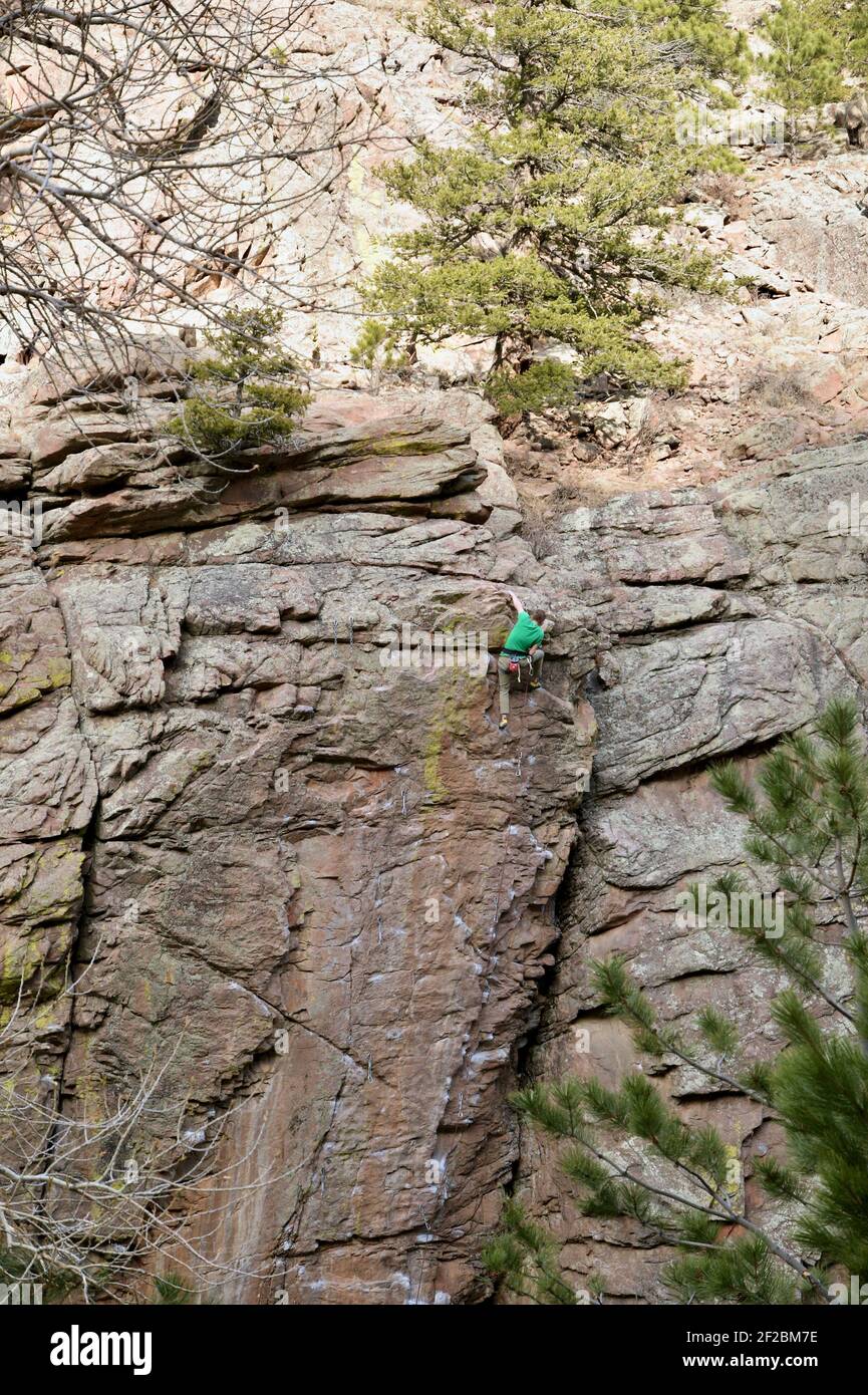 Klettern an der Granite Wall am Button Rock Reservoir oberhalb des North Saint Vrain Creek in Lyons, Colorado USA Stockfoto