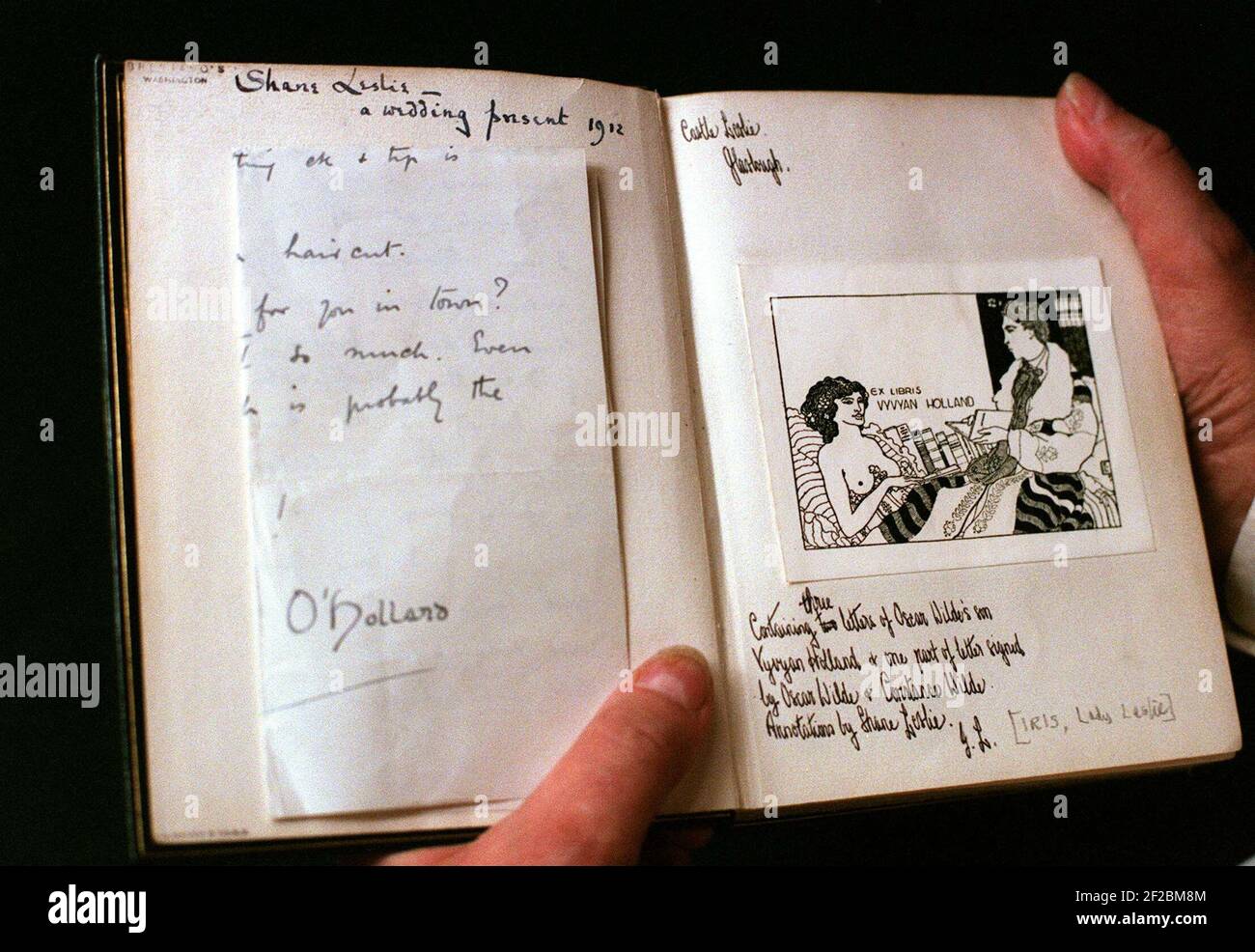 Oscar Wildes poetische Werke zuvor im Besitz seines Sohnes Vyuyan Holland. Das Buch enthält drei Briefe von seinem Sohn und die Vyuyan Holland Buchtafel. Verkauft von Nial Devitt Bücher für ¿8.000 Stockfoto