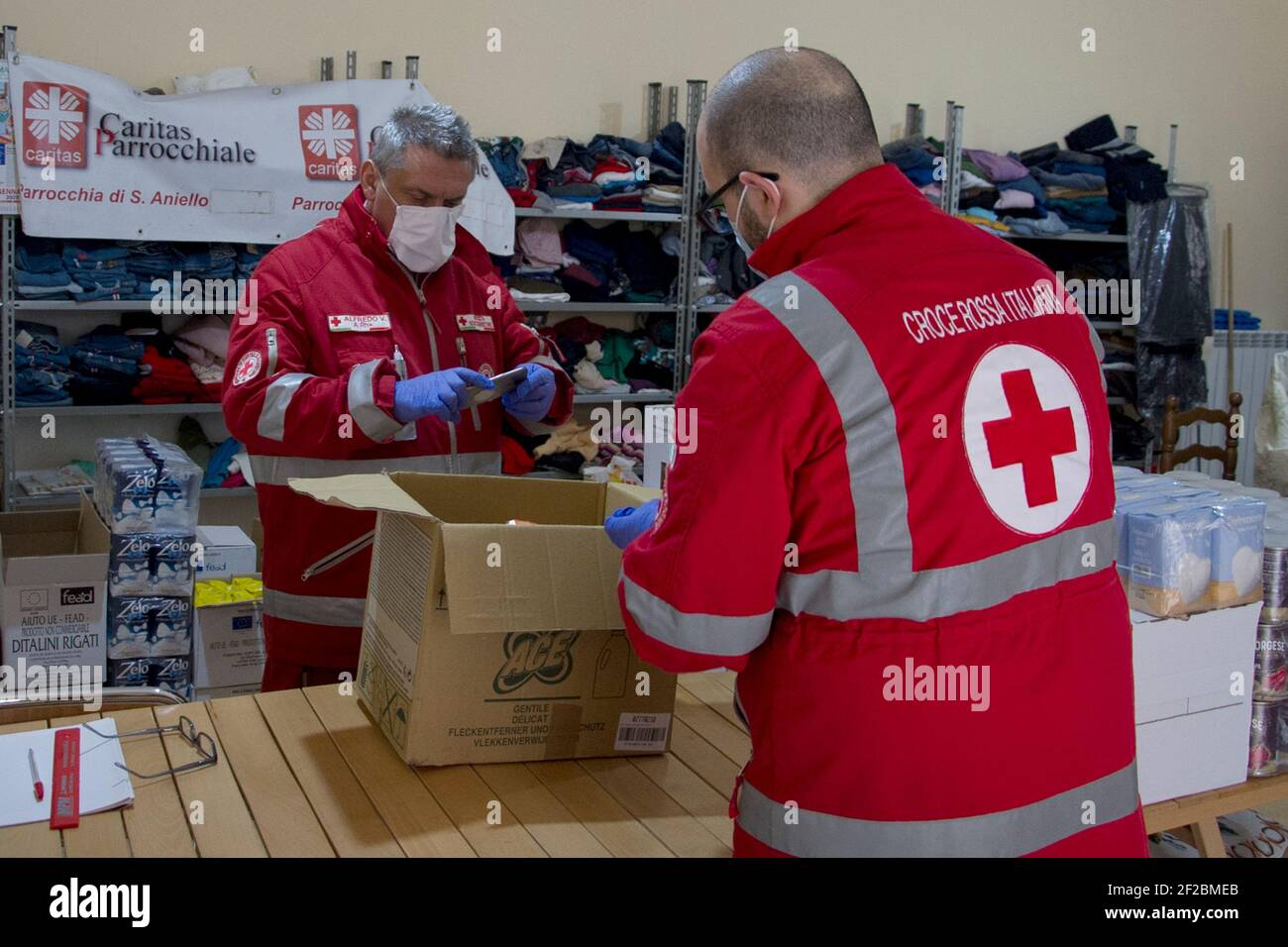 Freiwillige des italienischen Roten Kreuzes von Maddaloni (CE), bringen sie humanitäre Hilfe für Familien ohne Arbeit und mit wirtschaftlichen Schwierigkeiten, während der Stockfoto