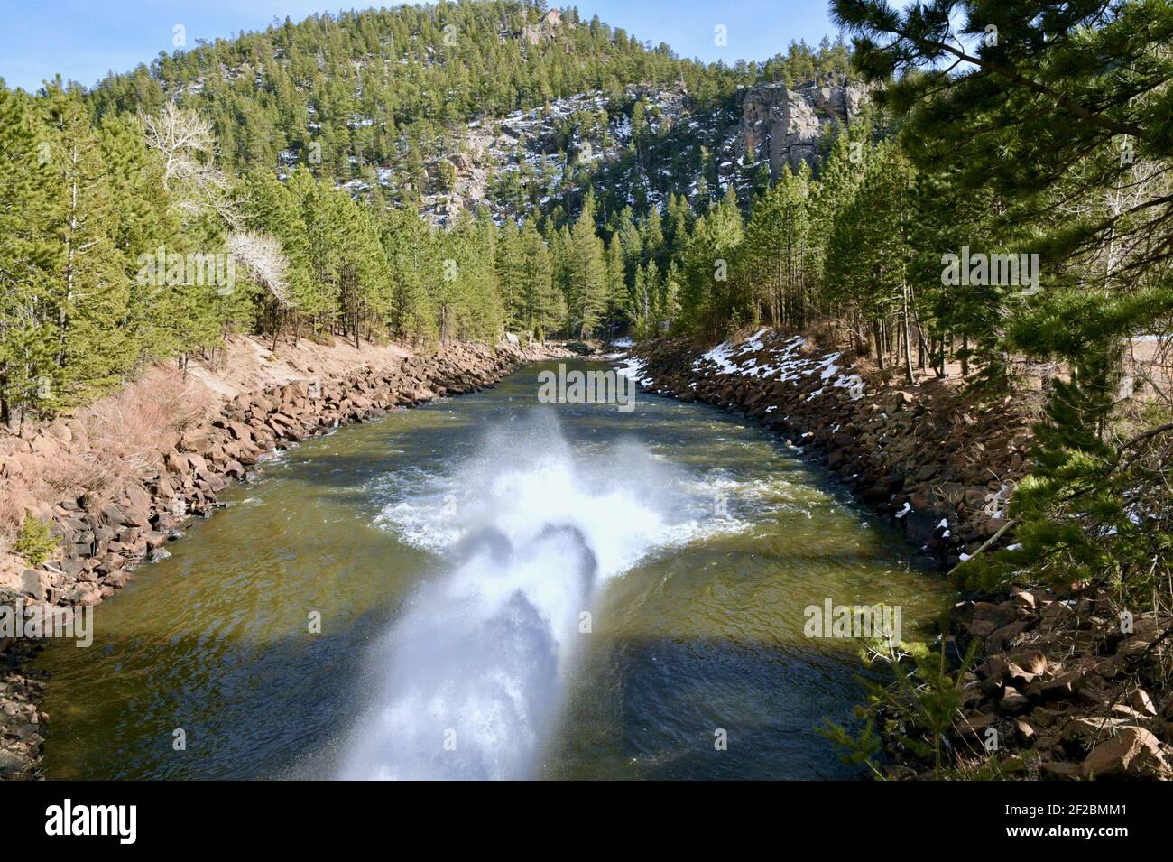 Wasser-strömungsregulierende Auslassöffnung am Button Rock Dam im Button Rock Preserve in Lyons, Colordo. Stockfoto