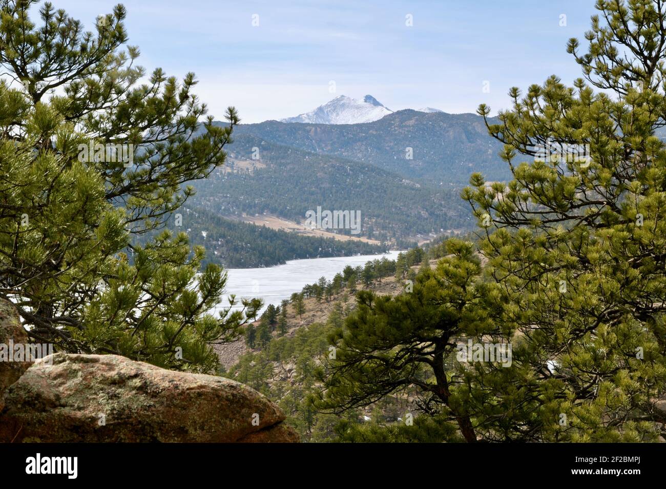 Blick auf Longs Peak, im Rocky Mountain National Park, und das Ralph Price Reservoir in Lyons, Colorado vom Button Rock Preserve und Dam. Stockfoto