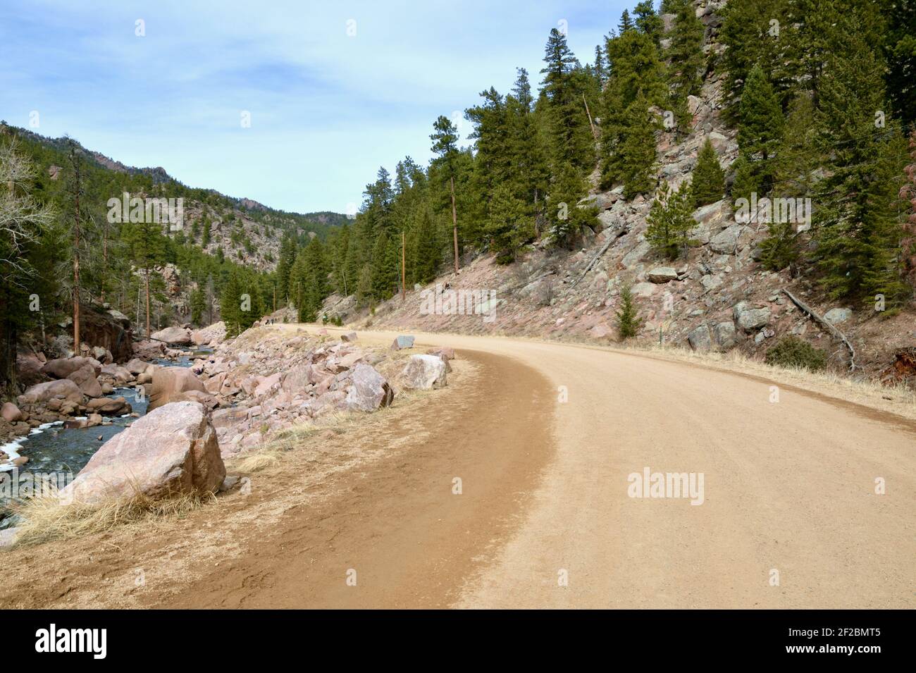 Wanderwege entlang des North Saint Vrain Creek, der vom Ralph Price Reservoir in Lyons, Colorado, vom Button Rock Preserve und Dam fließt. Trailhead. Stockfoto