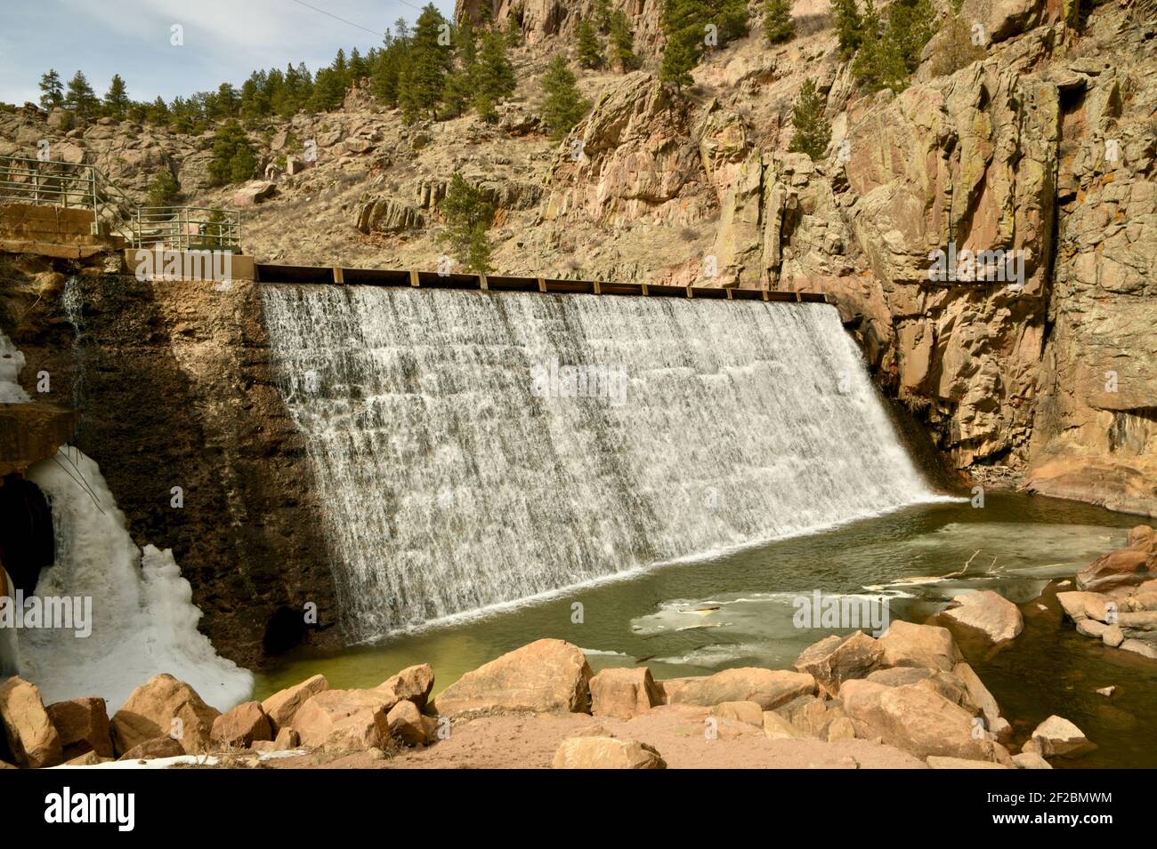 Wasserfall vom North Saint Vrain Creek, der vom Ralph Price Reservoir in Lyons, Colorado Button Rock Preserve und Dam Trailhead fließt. Stockfoto