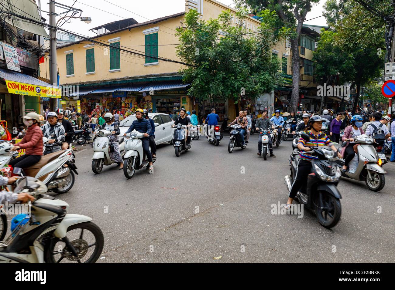 Der Verkehr mit Motorrad in den Straßen von Hanoi in Vietnam Stockfoto