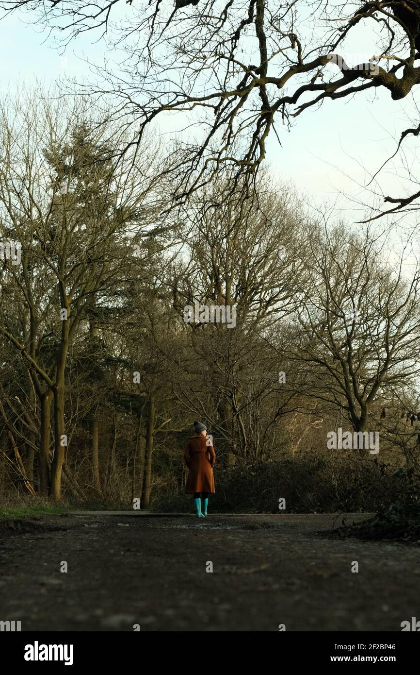 Frau im Wald Stockfoto