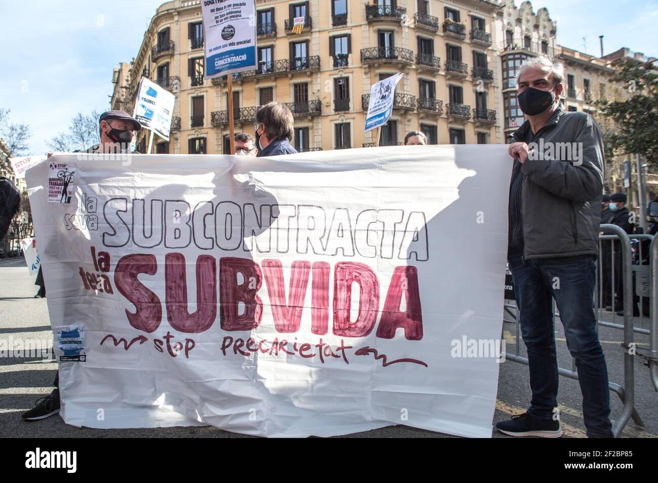 Barcelona, Spanien. März 2021, 11th. Während der Demonstration hielten die Demonstranten ein Transparent mit der Aufschrift "Ihr unterstellt euer Unterleben".etwa 50 Menschen haben vor der Delegation der spanischen Regierung in Barcelona gegen die "Unsicherheit der Subunternehmer" demonstriert, die von synthetischen Haaren der Arbeiter, dem Allgemeinen Gewerkschaftsbund (CGT), Intergewerkschaftsalternative Kataloniens (IAC) und des Nationalen Gewerkschaftsbundes (CNT). Kredit: SOPA Images Limited/Alamy Live Nachrichten Stockfoto