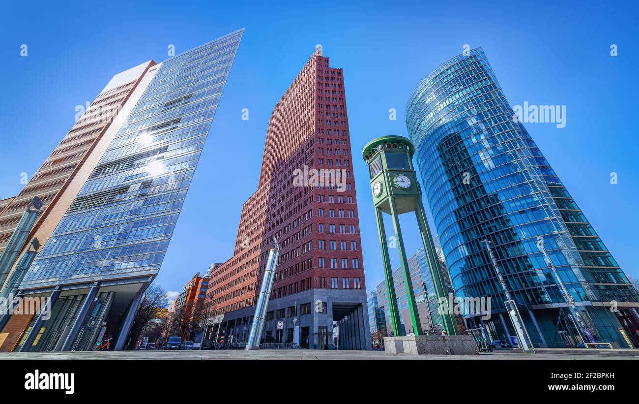 Panoramablick auf den potsdamer Platz unter blauem Himmel, berlin Stockfoto