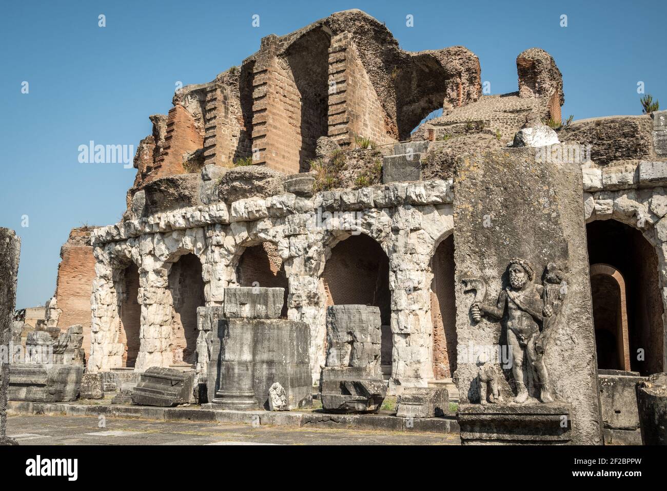 Das Amphitheater von Capua in der italienischen Region Kampanien wurde im 2. Jahrhundert beendet. Nach dem Kolosseum, es war die größte in der Größe. Stockfoto