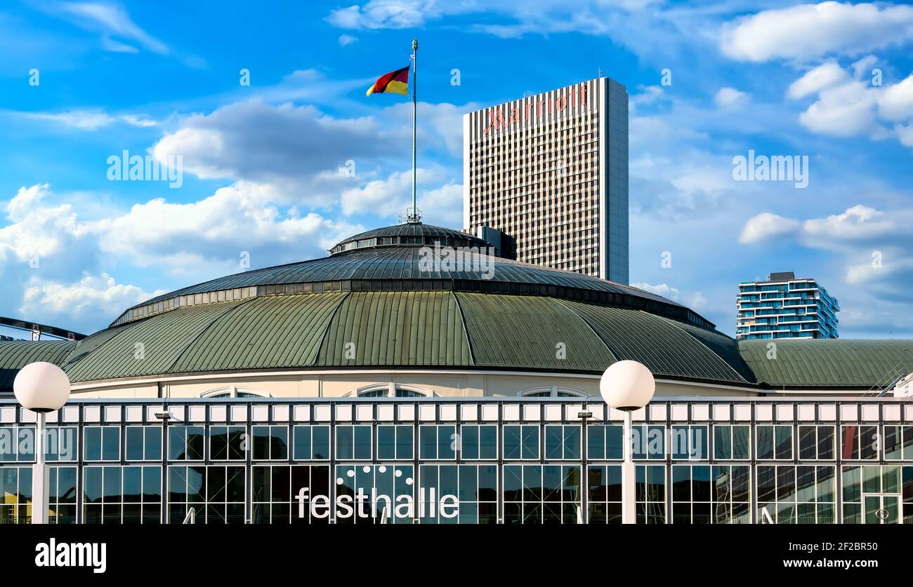 Die Festhalle auf der Frankfurter Messe mit der deutschen Flagge, im Hintergrund das Marriott Hotel. Stockfoto