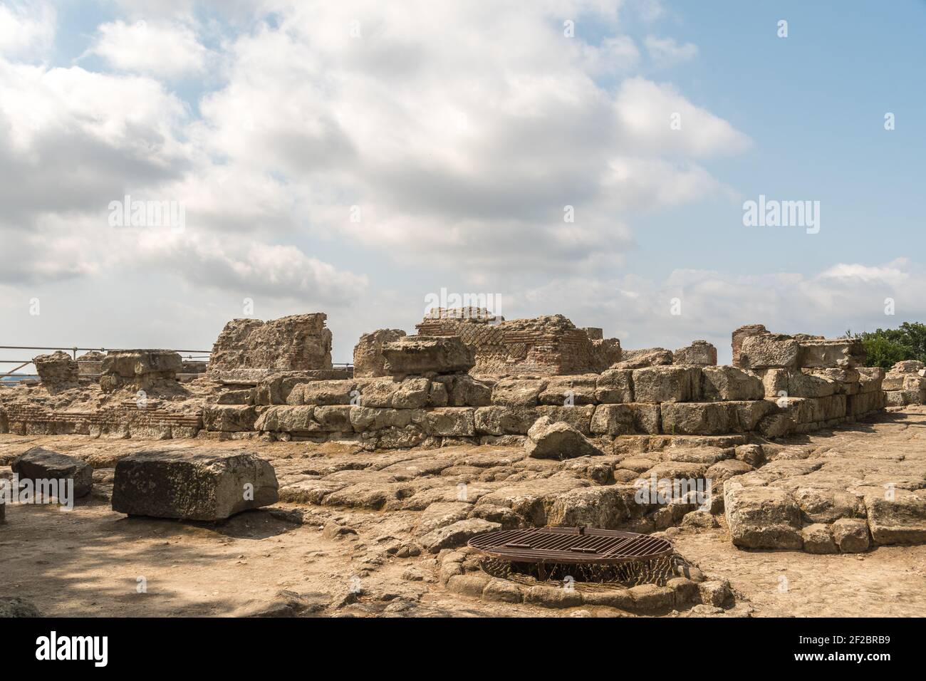 Antiker römischer Tempel in der archäologischen Stätte von Cuma, Kampanien, Italien Stockfoto