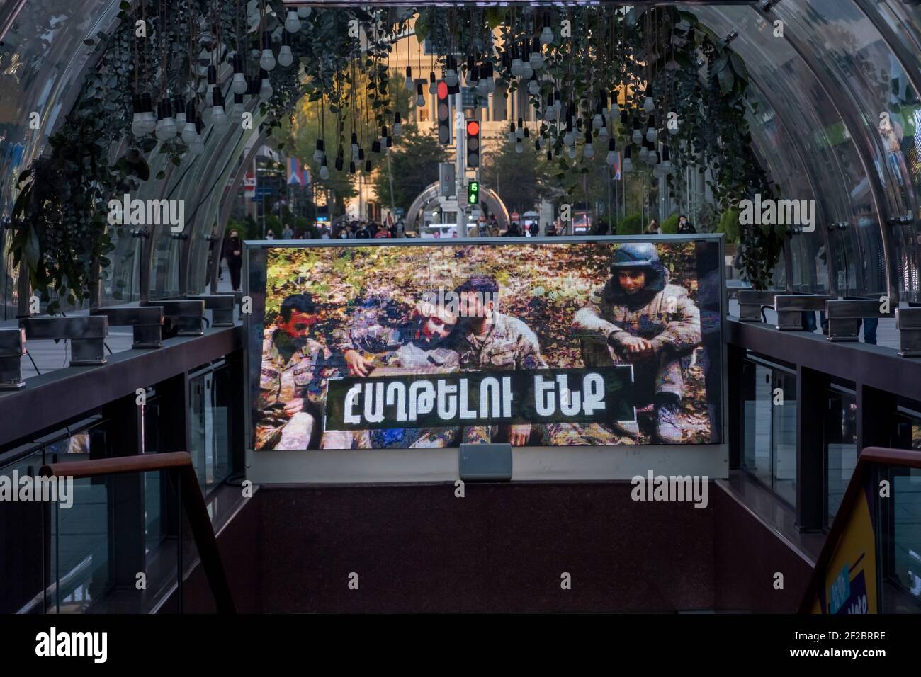 JEREWAN, ARMENIEN - NOVEMBER 10: Ein großer Bildschirm zeigt Mitglieder der Verteidigungsarmee von Arzakh während des militärischen Konflikts zwischen armenischen und aserbaidschanischen Truppen an der Nordstraße in der Innenstadt von Jerewan, der Hauptstadt Armeniens, am 10. November 2020. Die Kämpfe zwischen Armenien und Aserbaidschan um Berg-Karabach, auch bekannt als die Republik Arzakh, brachen Ende September in einen sechswöchigen Krieg aus, in dem sich beide Länder gegenseitig der Provokation beschuldigten, die Tausende Tote hinterließ. Stockfoto
