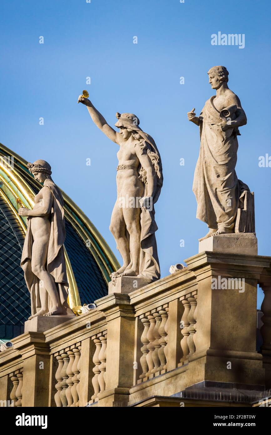 Prag, Tschechische republik - 18. Februar 2021. Details der Skulpturen auf dem Dach des Nationalmuseums über dem Wenzelsplatz Stockfoto