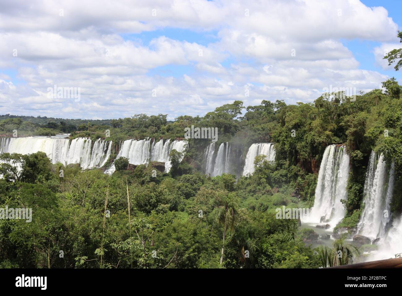 Vista panorámica de los distintos saltos que componen las Cataratas Del Iguazú.Panoramablick auf die verschiedenen Wasserfälle, die Make-up die Iguazu Falls Stockfoto