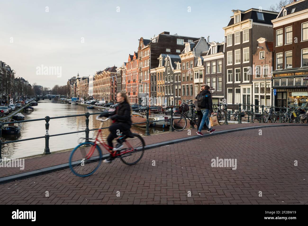 Radfahrer auf Antiquairsbrücke über Prinsengracht (Prinzkanal), Amsterdam, Niederlande. Stockfoto