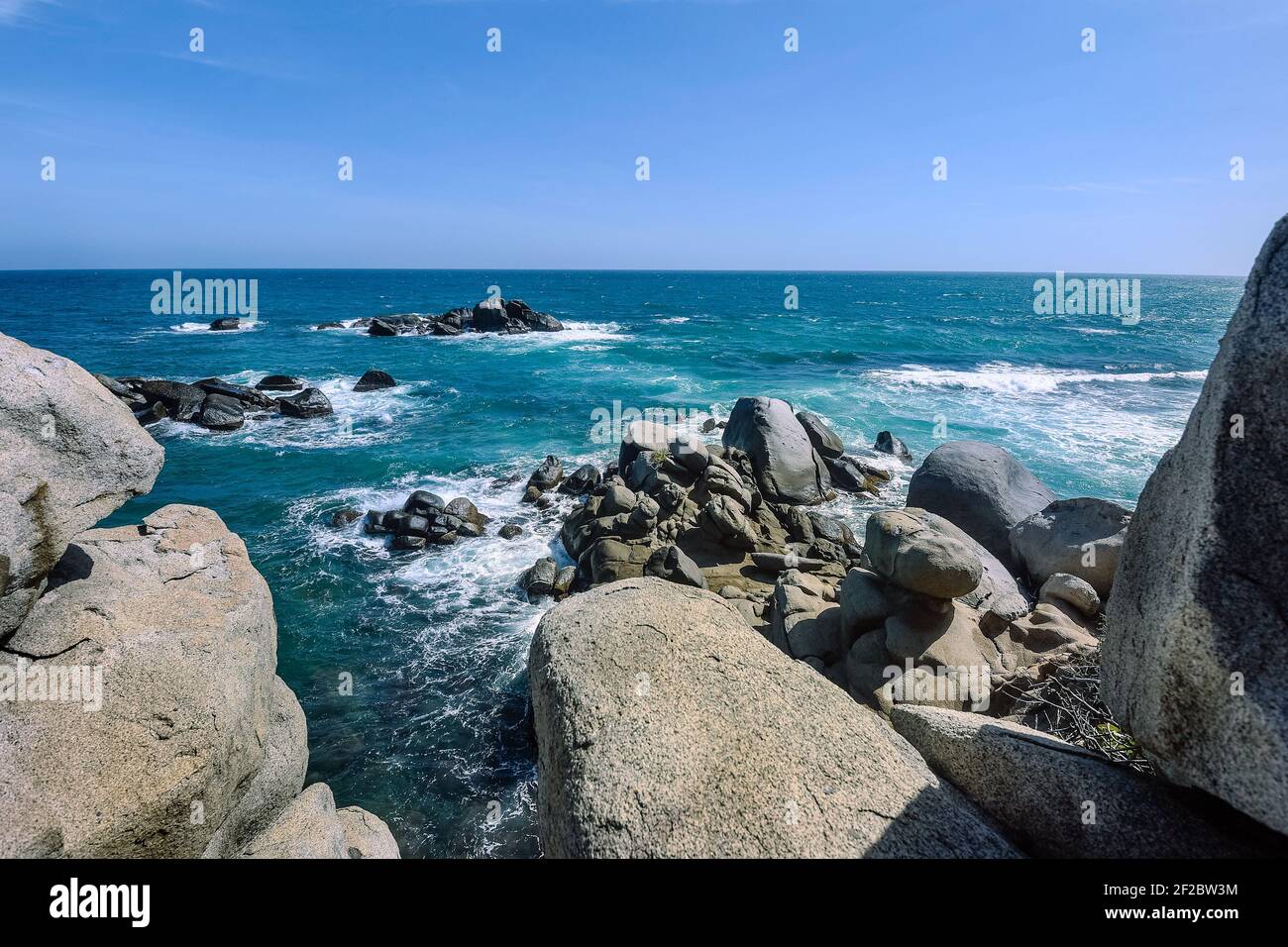 Türkis blau Karibik Wasser und Felsen schöne Tapete Hintergrund Landschaft Bild. Tiefblaue Meerwasserlandschaft Stockfoto