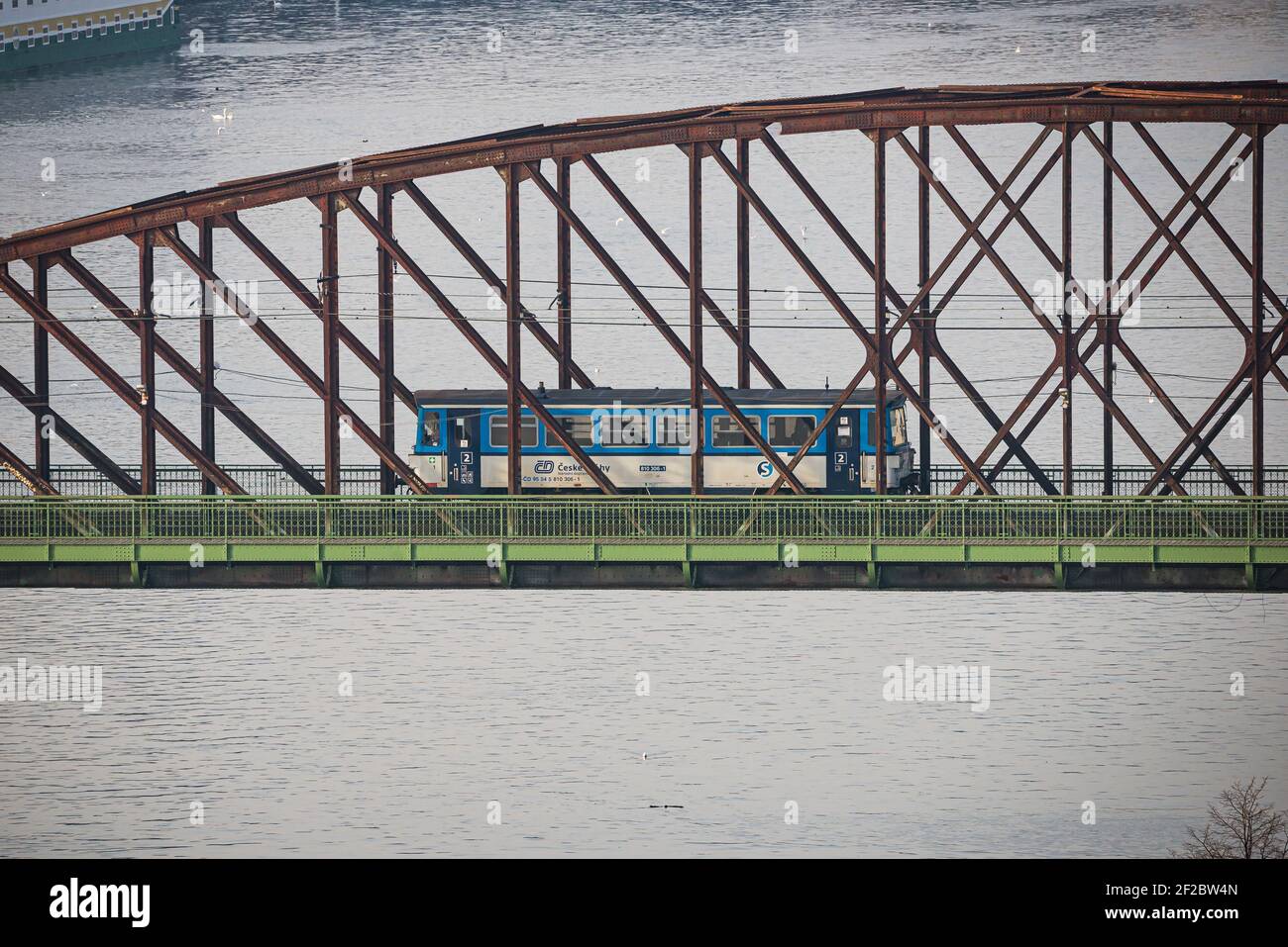 Prag, Tschechische republik - 24. Februar 2021. Alter Zug der Baureihe 810 auf der Vyton Eisenbahnbrücke über Moldau Stockfoto