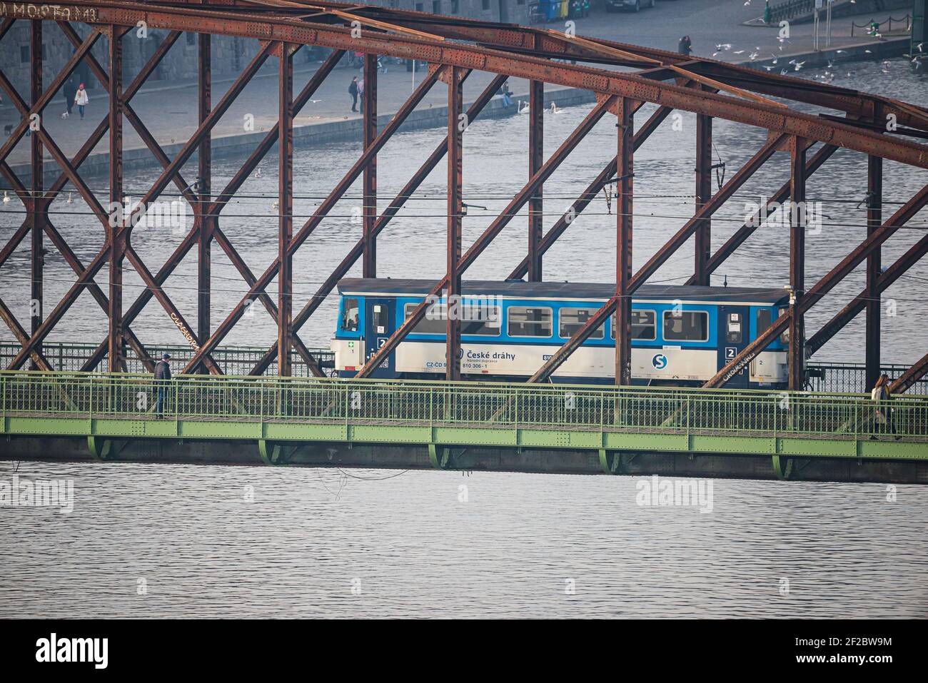Prag, Tschechische republik - 24. Februar 2021. Alter Zug der Baureihe 810 auf der Vyton Eisenbahnbrücke über Moldau Stockfoto