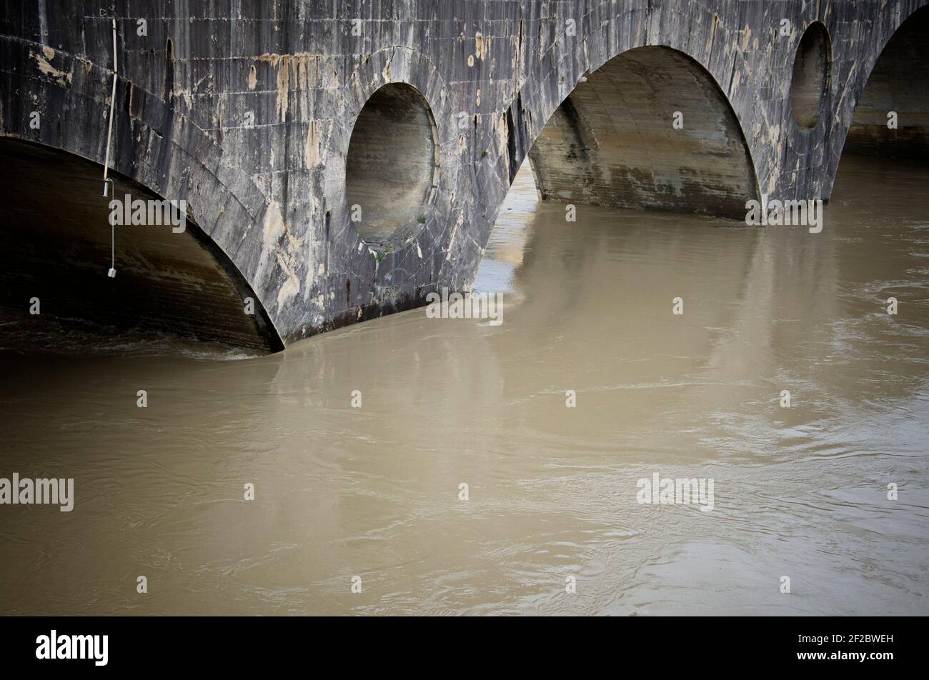 Die Flut des Volturno-Flusses ist in Capua besorgniserregend, was aufgrund der Regenfälle dieser Tage zu einem Anstieg des Niveaus von über sieben Metern geführt hat. Zoll Stockfoto