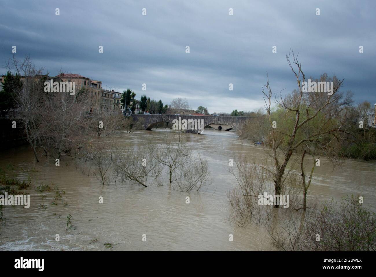 Die Flut des Volturno-Flusses ist in Capua besorgniserregend, was aufgrund der Regenfälle dieser Tage zu einem Anstieg des Niveaus von über sieben Metern geführt hat. Zoll Stockfoto